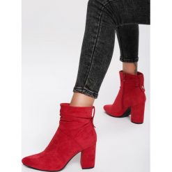 Czerwone Botki Brechtel. Czerwone botki damskie Renee, na zimę, ze szpiczastym noskiem, przed kolano, na wysokim obcasie, na obcasie, na zamek. Za 129,99 zł.
