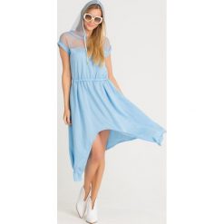 SUKIENKA Patrizia Pepe. Niebieskie sukienki damskie Patrizia Pepe, na co dzień, s, bez wzorów, z materiału, z kapturem, bez rękawów, midi, asymetryczne. Za 832,30 zł.