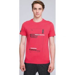 T-shirt męski TSM221 - koral. Różowe koszulki męskie marki 4f, na lato, m, bez wzorów, z bawełny, bez kołnierzyka, krótkie. W wyprzedaży za 39,99 zł.