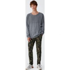 Spodnie moro typu tailoring. Brązowe spodnie męskie marki Pull&Bear, m, moro. Za 75,90 zł.