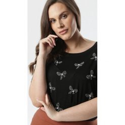 Czarna Bluzka Rue. Czarne bluzki damskie Born2be, xl, bez wzorów, z dzianiny, klasyczne, z okrągłym kołnierzem, z krótkim rękawem. Za 49,99 zł.
