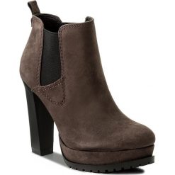 Botki GUESS - Rita FLRIT3 SUE10 MUSH. Brązowe botki damskie na obcasie marki Guess, z materiału. W wyprzedaży za 419,00 zł.