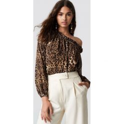 NA-KD Boho Bluzka z asymetrycznym dekoltem - Brown,Beige. Brązowe bluzki damskie marki NA-KD Boho, bez wzorów, z poliesteru, boho, z asymetrycznym kołnierzem, bez rękawów. Za 121,95 zł.