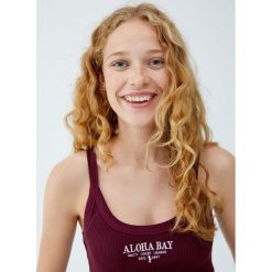 Top „Aloha Bay”. Czerwone topy damskie Pull&Bear. Za 49,90 zł.