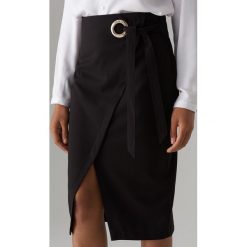 Kopertowa midi spódnica - Czarny. Czarne spódniczki damskie Mohito, bez wzorów, midi, kopertowe. Za 99,99 zł.