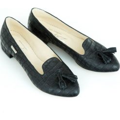 Czarne balerinki z ostrym czubkiem - skóra naturalna - model 045 - kolor czarny krokodyl. Czarne baleriny damskie Zapato, bez wzorów, z jeansu, klasyczne, bez obcasa, na obcasie. W wyprzedaży za 179,40 zł.