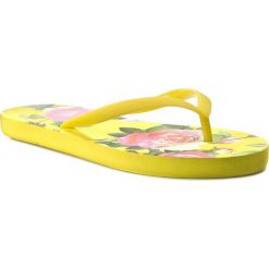 Japonki GUESS - Capri Rose Print Flip-Flops E62Z54 RUB59 PE24-N. Żółte klapki damskie Guess, z aplikacjami, z tworzywa sztucznego, bez obcasa. W wyprzedaży za 99,00 zł.
