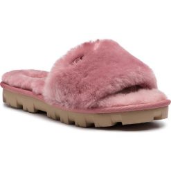 Kapcie UGG - W Cozette 1100892 W/Pdw. Różowe klapki damskie Ugg, bez wzorów, z wełny, bez obcasa. W wyprzedaży za 239,00 zł.