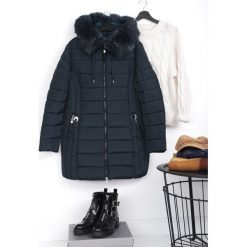Ciemnozielona Kurtka Martins. Zielone kurtki damskie Born2be, na zimę, xl, bez wzorów, z tkaniny, eleganckie, długie. Za 329,99 zł.