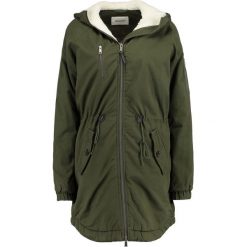 Modström BRAXTON Kurtka zimowa dark army. Zielone kurtki damskie marki Modström, na zimę, xs, z bawełny. W wyprzedaży za 532,95 zł.