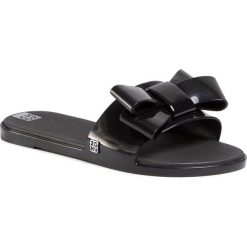 Klapki ZAXY - Sky Slide Fem 17994 Czarny 90552 FF285014. Czarne klapki damskie Zaxy, bez wzorów, z tworzywa sztucznego, bez obcasa. Za 129,00 zł.