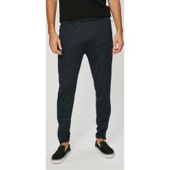 Ellesse - Spodnie. Czarne spodnie męskie Ellesse, na co dzień, m, bez wzorów, z elastanu, casualowe. W wyprzedaży za 129,90 zł.