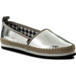 Espadryle TOMMY JEANS - Sporty Metallic Slip On EN0EN00203 Silver 000. Szare espadryle damskie Tommy Jeans, z jeansu, na płaskiej podeszwie. W wyprzedaży za 199,00 zł.