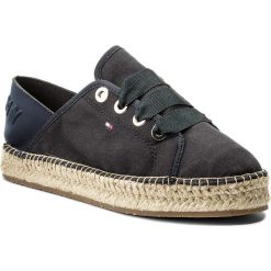 Espadryle TOMMY HILFIGER - Th Metallic Lace Up Espadrille FW0FW02218 Midnight 403. Niebieskie espadryle damskie TOMMY HILFIGER, na co dzień, bez wzorów, ze skóry, bez obcasa, na płaskiej podeszwie, bez zapięcia. W wyprzedaży za 239,00 zł.