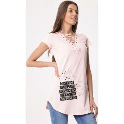 Jasnoróżowa Tunika Platonic. Szare tuniki damskie Born2be, na imprezę, s, z nadrukiem, z dzianiny, bez kołnierzyka, z krótkim rękawem. Za 34,99 zł.