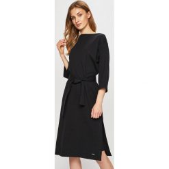 Calvin Klein - Sukienka. Czarne sukienki damskie Calvin Klein, na co dzień, s, bez wzorów, z bawełny, casualowe, bez kołnierzyka, bez rękawów, midi, proste. W wyprzedaży za 449,90 zł.