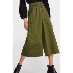 Kuloty w stylu worker - Khaki. Brązowe kuloty damskie Reserved, bez wzorów. W wyprzedaży za 69,99 zł.