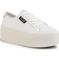 Sneakersy VERSACE JEANS COUTURE - E0VVBSH4 71389 003. Białe półbuty damskie Versace Jeans Couture, bez wzorów, z jeansu, bez obcasa, na koturnie, bez zapięcia. Za 839,00 zł.
