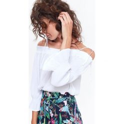 Bluzka z rękawem 3/4 z odsłoniętymi ramionami. Białe bluzki damskie Top Secret, bez wzorów, eleganckie, bez kołnierzyka, bez rękawów. W wyprzedaży za 29,99 zł.