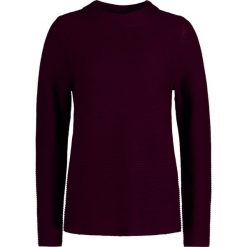 Sweter w kolorze bordowym. Czerwone swetry damskie Betty & Co, bez wzorów, ze splotem, bez rękawów, bez kaptura. W wyprzedaży za 109,95 zł.