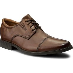 Półbuty CLARKS - Tilden Cap 261300967 Dark Tan Leather. Pomarańczowe buty wizytowe męskie marki Clarks, ze skóry, bez zapięcia. Za 319,00 zł.