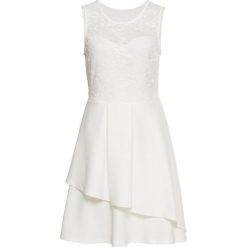 Sukienka z koronką bonprix kremowy. Białe sukienki damskie bonprix, w koronkowe wzory, z koronki, eleganckie, bez kołnierzyka, bez rękawów. Za 129,99 zł.