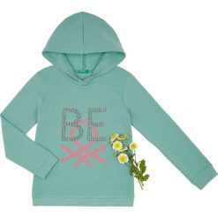 Bluza w kolorze turkusowym. Niebieskie bluzy niemowlęce Benetton Kids, bez wzorów, bez rękawów, bez kaptura. W wyprzedaży za 52,95 zł.