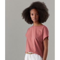 Bawełniana koszulka oversize - Czerwony. Czerwone koszulki damskie Mohito, s, bez wzorów, z bawełny, bez kołnierzyka, bez rękawów. Za 39,99 zł.