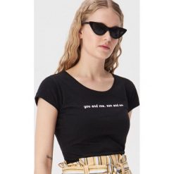 Dopasowany t-shirt z hasłem - Czarny. Czarne t-shirty damskie Sinsay, s, bez wzorów, bez kołnierzyka. W wyprzedaży za 7,99 zł.