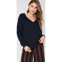 NA-KD Basic Bluza basic z dekoltem V - Black. Czarne bluzy rozpinane damskie NA-KD Basic, z bawełny. Za 100,95 zł.