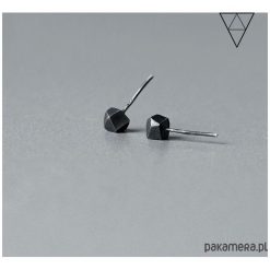 Minimalistyczne kolczyki bryłki srebrne DIAMOND. Szare kolczyki damskie Pakamera, srebrne. Za 85,00 zł.