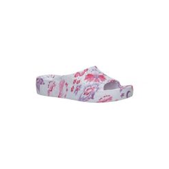 Buty do sportów wodnych Casu Białe klapki w kwiatki na koturnie 1025. Białe klapki damskie marki Casu, w kwiaty, na koturnie. Za 29,99 zł.
