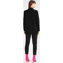 Minimum TARA Krótki płaszcz black. Czarne płaszcze damskie marki Minimum, z elastanu, krótkie. Za 459,00 zł.