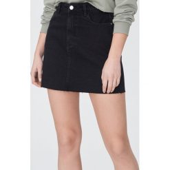 Jeansowa spódnica mini - Czarny. Czarne spódniczki damskie Sinsay, z jeansu, mini. Za 49,99 zł.