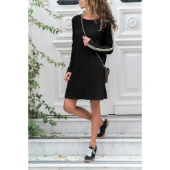 Sukienka DILY. Czarne sukienki damskie Sukienka DILY, uniwersalny, bez wzorów, bez kołnierzyka, z krótkim rękawem, krótkie, mini. W wyprzedaży za 59,00 zł.