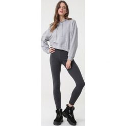 Ciemnoszare Legginsy Rostrevor. Szare legginsy sportowe damskie Born2be, na zimę, s, bez wzorów, z podwyższonym stanem. Za 49,99 zł.