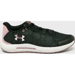 Under Armour - Buty W Micro G Pursuit. Czarne buty sportowe damskie Under Armour, bez wzorów, z materiału, sportowe. W wyprzedaży za 259,90 zł.
