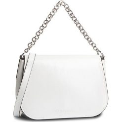 Torebka CALVIN KLEIN - Dressed Up Satchel K60K605034 107. Białe torebki klasyczne damskie Calvin Klein, bez wzorów, ze skóry ekologicznej, klasyczne, bez dodatków. W wyprzedaży za 399,00 zł.