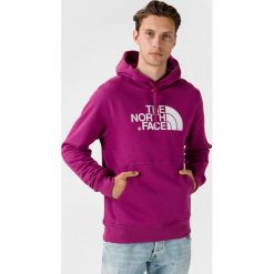 The North Face Drew Peak Bluza Fioletowy. Fioletowe bluzy męskie The North Face, l, z nadrukiem, z bawełny, bez kołnierzyka, bez rękawów, bez kaptura. Za 342,95 zł.