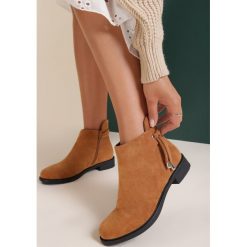 Camelowe Botki Pureza. Brązowe botki damskie Renee, bez obcasa, na płaskiej podeszwie, bez zapięcia. W wyprzedaży za 129,99 zł.
