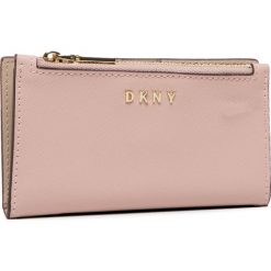 Duży Portfel Damski DKNY - Liza-Sm Carryall R011C08 Cashmere CAH. Różowe portfele damskie DKNY, bez wzorów, ze skóry. W wyprzedaży za 309,00 zł.