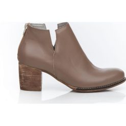 Wycięte botki na słupku - skóra naturalna - model 501 - kolor taupe lico. Szare botki damskie Zapato, na lato, z jeansu, klasyczne, przed kostkę, bez obcasa, na obcasie, bez zapięcia. Za 399,00 zł.
