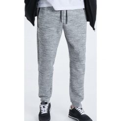 Spodnie o kroju sport jogger - Jasny szary. Szare spodnie męskie Cropp, s, bez wzorów, sportowe. W wyprzedaży za 69,99 zł.