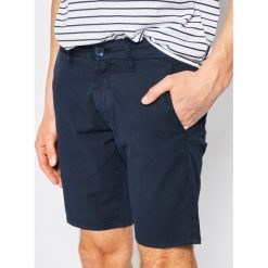 Szorty materiałowe Guess M02D05 WCRK1. Niebieskie spodenki i szorty męskie Guess, m, z aplikacjami, z elastanu. W wyprzedaży za 299,00 zł.