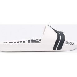 Melissa - Klapki Bco-negro. Białe klapki damskie Melissa, bez wzorów, z materiału, bez obcasa, na obcasie. W wyprzedaży za 179,90 zł.