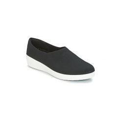 Tenisówki FitFlop LOAFER/MOC. Czarne trampki i tenisówki damskie marki FitFlop, bez wzorów, bez zapięcia. Za 279,20 zł.