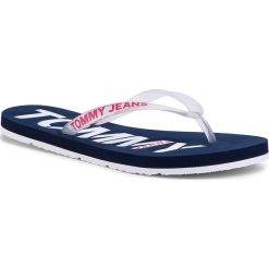 Japonki TOMMY JEANS - Pop Color Beach Sandal EN0EN00849 Twilight Navy C87. Białe klapki damskie Tommy Jeans, bez wzorów, z jeansu, bez obcasa. W wyprzedaży za 89,00 zł.
