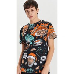 Świąteczna koszulka all over - Czarny. Czarne koszulki męskie Cropp, s, bez wzorów, wizytowe, bez kołnierzyka, bez rękawów. Za 39,99 zł.