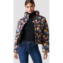 NA-KD Krótka kurtka watowana - Multicolor. Czarne kurtki damskie NA-KD, z materiału. Za 283,95 zł.
