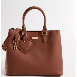 Torba City Bag z brelokiem - Bordowy. Czerwone torebki klasyczne damskie Mohito, z breloczkiem. Za 139,99 zł.